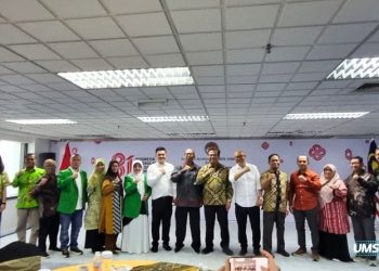 Delegasi IBTI dan DRKUI UMS saat diterima langsung oleh Konsul Jenderal Republik Indonesia (KJRI) Kuching. Foto: Ist.