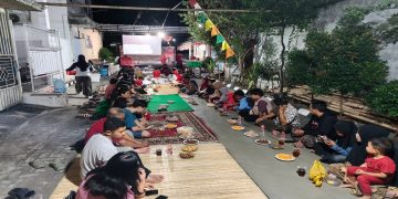 Warga RT 05 RW 05, Perum Gedangan Sektor 9, sangat antusias mengelar Tirakatan 17 an Agustusan. Foto: Ist.