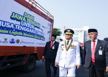 Gubernur Jawa Tengah Ahmad Luthfi melepas keberangkatan personel gabungan dan ribuan paket bantuan bagi masyarakat terdampak gempa bumi di Provinsi NTT, Senin, 17 Agustus 2026. Foto: Ist.