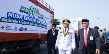 Gubernur Jawa Tengah Ahmad Luthfi melepas keberangkatan personel gabungan dan ribuan paket bantuan bagi masyarakat terdampak gempa bumi di Provinsi NTT, Senin, 17 Agustus 2026. Foto: Ist.