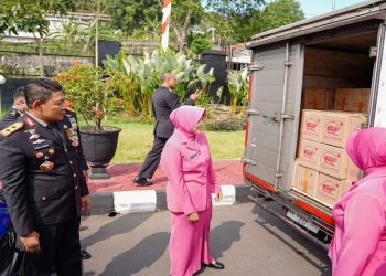 Kapolda Jateng, Irjen Pol Ribut Hari Wibowo mengecek bantuan kemanusiaan sebelum dikirim ke lokasi bencana di NTT, Senin (17/8/2026). Foto: Ist.