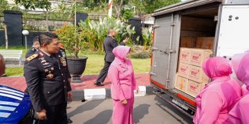 Kapolda Jateng, Irjen Pol Ribut Hari Wibowo mengecek bantuan kemanusiaan sebelum dikirim ke lokasi bencana di NTT, Senin (17/8/2026). Foto: Ist.