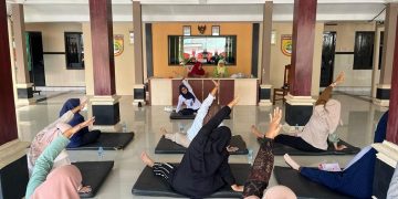 Mahasiswa Profesi Fisioterapis UMS melaksanakan kegiatan edukasi dan praktik senam hamil bagi ibu hamil di sejumlah posyandu di Kecamatan Baki, Sukoharjo. Foto: Ist.
