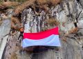 UKM MALIMPA UMS mengibarkan Bendera Merah Putih di Tebing Watu Gribik, Wonosobo  dalam rangka memperingati HUT ke-81 RI, Senin (17/8/2026). Foto: Ist.