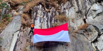 UKM MALIMPA UMS mengibarkan Bendera Merah Putih di Tebing Watu Gribik, Wonosobo  dalam rangka memperingati HUT ke-81 RI, Senin (17/8/2026). Foto: Ist.