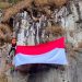 UKM MALIMPA UMS mengibarkan Bendera Merah Putih di Tebing Watu Gribik, Wonosobo  dalam rangka memperingati HUT ke-81 RI, Senin (17/8/2026). Foto: Ist.
