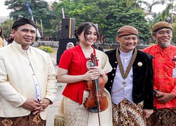 Cicit keponakan WR Soepratman, Antea Putri Turki mengisi acara dalam upacara peringatan Hari Jadi ke-81 Provinsi Jawa Tengah di Alun-alun Kidul Kabupaten Boyolali, Rabu, 19 Agustus 2026. Foto: Ist.