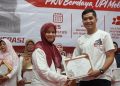 Dosen Program Studi PPKn UMS, Obby Taufik Hidayat, S.Pd., M.Pd., Ph.D saat menerima penghargaan. Foto: Ist.