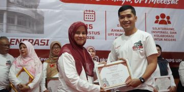 Dosen Program Studi PPKn UMS, Obby Taufik Hidayat, S.Pd., M.Pd., Ph.D saat menerima penghargaan. Foto: Ist.