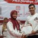 Dosen Program Studi PPKn UMS, Obby Taufik Hidayat, S.Pd., M.Pd., Ph.D saat menerima penghargaan. Foto: Ist.