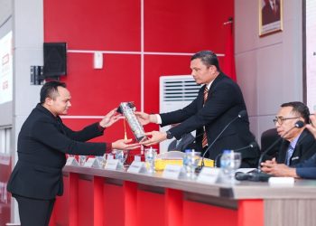 Andhica Harfie Herawan meraih gelar Doktor melalui Ujian Terbuka Promosi Doktor Program Studi S3 Ilmu Keolahragaan Fakultas Keolahragaan UNS. Foto: Ist.