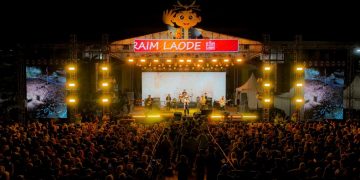 Penyanyi dan komedian Raim Laode meriahkan Semar Night Festival 2026 di Halaman Gedung dr. Prakosa UNS, Sabtu (22/8/2026). Foto: Ist.