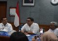 Rektor ISI Surakarta, Dr. Bondet Wrahatnala, S.Sos., M.Sn didampingi Wakil Rektor Bidang Akademik, Dr. Drs. H. M. Arif Jati Purnomo, M.Sn dan Dekan Fakultas Seni Pertunjukan,  Dr. Aris Setiawan, S.Sn., M.Sn saat memberikan keterangan pers, Senin (24/8/2026). Foto: Ist.