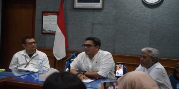 Rektor ISI Surakarta, Dr. Bondet Wrahatnala, S.Sos., M.Sn didampingi Wakil Rektor Bidang Akademik, Dr. Drs. H. M. Arif Jati Purnomo, M.Sn dan Dekan Fakultas Seni Pertunjukan,  Dr. Aris Setiawan, S.Sn., M.Sn saat memberikan keterangan pers, Senin (24/8/2026). Foto: Ist.
