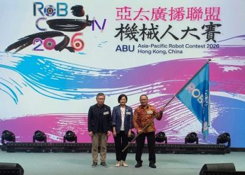 Wakil Rektor 1 UMS, Ihwan Susila menerima bendera estafet ABU Robocon 2027 mewakili Indonesia. Foto: Ist.
