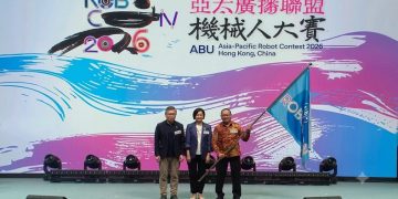Wakil Rektor 1 UMS, Ihwan Susila menerima bendera estafet ABU Robocon 2027 mewakili Indonesia. Foto: Ist.