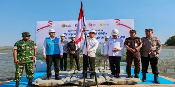 Gubernur Jawa Tengah, Ahmad Luthfi menghadiri seremoni Groundbreaking PLTS Terapung Gajah Mungkur (25/8/2026). Foto: Ist.