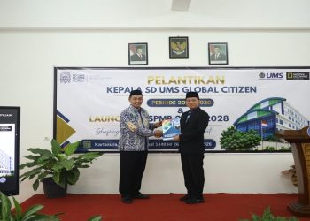Wakil Ketua Bidang Pendidikan dan Pengkaderan PDM Kabupaten Sukoharjo, Dr. H. Sri Lahir, M.Pd., melantik Nasrul Harahab, S.Pdl., Gr., M.Pd., sebagai Kepala SD UMS Global Citizen periode 2026–2030. Foto: Ist.