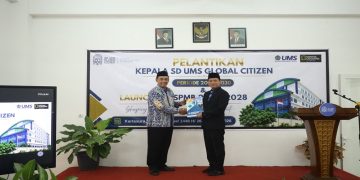 Wakil Ketua Bidang Pendidikan dan Pengkaderan PDM Kabupaten Sukoharjo, Dr. H. Sri Lahir, M.Pd., melantik Nasrul Harahab, S.Pdl., Gr., M.Pd., sebagai Kepala SD UMS Global Citizen periode 2026–2030. Foto: Ist.