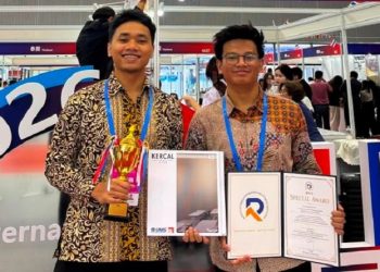 Dua mahasiswa UMS, Ariz Fantrio Larosa dan Muh Radjabani Umara Qalbianl meraih Silver Medal di ajang 12th International Exhibition of Inventions di Guangzhou, China, pada 21-23 Agustus 2026. Foto: Ist.
