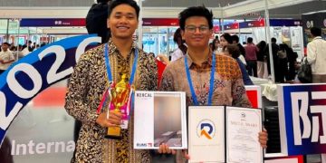 Dua mahasiswa UMS, Ariz Fantrio Larosa dan Muh Radjabani Umara Qalbianl meraih Silver Medal di ajang 12th International Exhibition of Inventions di Guangzhou, China, pada 21-23 Agustus 2026. Foto: Ist.