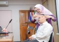 drg. Amelia Elizabeth Pranoto, Sp.BMM mempraktikkan penggunaan Barton bandage. Foto: Ist.