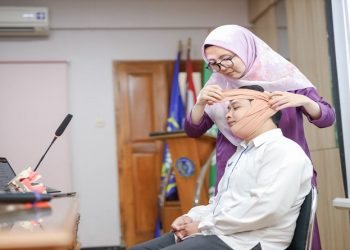 drg. Amelia Elizabeth Pranoto, Sp.BMM mempraktikkan penggunaan Barton bandage. Foto: Ist.