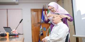 drg. Amelia Elizabeth Pranoto, Sp.BMM mempraktikkan penggunaan Barton bandage. Foto: Ist.