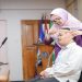 drg. Amelia Elizabeth Pranoto, Sp.BMM mempraktikkan penggunaan Barton bandage. Foto: Ist.