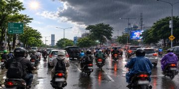Ilustrasi - Pengendara sepeda motor wajib melakukan antisipasi potensi bahaya sebagai dampak dari cuaca tak menentu. Foto: Ist.