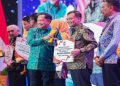 Gubernur Jawa Tengah, Ahmad Luthfi menerima penghargaan saat acara Malam Apresiasi Pemerintah Daerah Berprestasi regional Jawa-Bali batch II-2026 di Bali Nusa Dua Convention Center Bali, Jumat malam, 28 Agustus 2026. Foto: Ist.