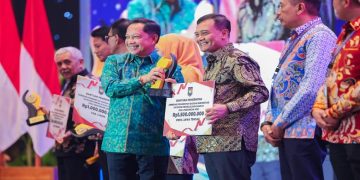 Gubernur Jawa Tengah, Ahmad Luthfi menerima penghargaan saat acara Malam Apresiasi Pemerintah Daerah Berprestasi regional Jawa-Bali batch II-2026 di Bali Nusa Dua Convention Center Bali, Jumat malam, 28 Agustus 2026. Foto: Ist.