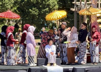 Prosesi ritual cukur rambut gimbal saat acara Dieng Culture Festival 2026. Foto: Ist.