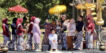 Prosesi ritual cukur rambut gimbal saat acara Dieng Culture Festival 2026. Foto: Ist.