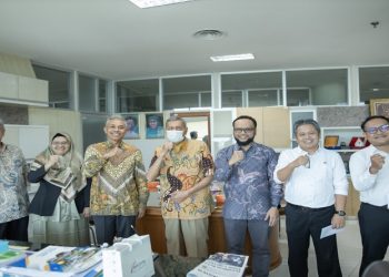 Jajaran BPH UMS, Rektorat, serta pimpinan fakultas dan dosen BIM University berfoto bersama usai penyerahan SK penugasan, Senin (31/8/2026). Foto: Ist.