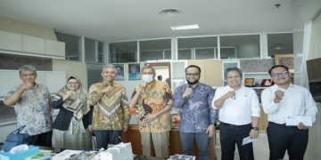 Jajaran BPH UMS, Rektorat, serta pimpinan fakultas dan dosen BIM University berfoto bersama usai penyerahan SK penugasan, Senin (31/8/2026). Foto: Ist.