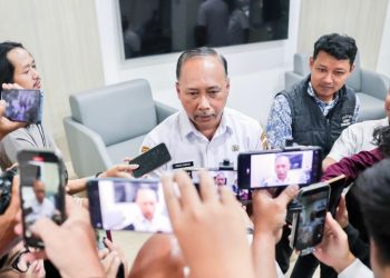 Pelaksana Harian Kepala Dinas Sosial Jawa Tengah, Isriadi Widodo mewakili Gubernur Ahmad Luthfi dan Wagub Taj Yasin memberikan keterangan pers. Foto : Ist.