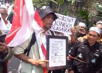 Sejumlah orang dari Aliansi Rakyat Indonesia Bergerak (ARIB) saat mendatangi rumah Jokowi, Kamis siang (10/9/2026). Foto: Indospektrum.com