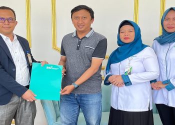 Penyerahan dokumen akad pembiayaan BSI Griya MLT oleh Branch Manager BSI KC Cilacap A Yani Wisnu Budi Setiawan (kiri) kepada nasabah peserta BPJS Ketenagakerjaan Luthfi Nurohman dan didampingi Kepala bidang pelayanan BPJS Ketenagakerjaan Cilacap Muktiningsih dan Manajer Kasus Ayu Wijayanti (kanan). Foto: Ist.