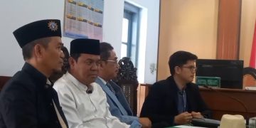 Mantan terpidana kasus penyebaran informasi terkait tuduhan ijazah palsu Jokowi, Sugi Nur Raharja atau Gus Nur (memakai baju putih dan berpeci) saat sidang di PN Surakarta, Senin (21/9/2026). Foto: Indospektrum.com