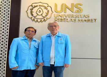 Yongkie Tileno (65) dan Zammachri (70), mahasiswa baru Program Doktor (S3) Teknik Industri UNS. Foto: Ist.