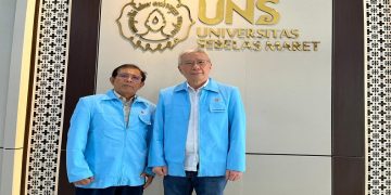 Yongkie Tileno (65) dan Zammachri (70), mahasiswa baru Program Doktor (S3) Teknik Industri UNS. Foto: Ist.
