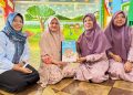 Pemberian buku edukasi oleh Ketua Pelaksana Dr. drg. Ana Riolina, MPH., dan anggota tim Drg. Reisca Tiara Hardiyani, MDSc., kepada KB/TK Aisyiyah Tunggulsari. Foto: Ist.