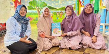 Pemberian buku edukasi oleh Ketua Pelaksana Dr. drg. Ana Riolina, MPH., dan anggota tim Drg. Reisca Tiara Hardiyani, MDSc., kepada KB/TK Aisyiyah Tunggulsari. Foto: Ist.