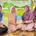 Pemberian buku edukasi oleh Ketua Pelaksana Dr. drg. Ana Riolina, MPH., dan anggota tim Drg. Reisca Tiara Hardiyani, MDSc., kepada KB/TK Aisyiyah Tunggulsari. Foto: Ist.