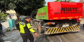 Mobil crane yang mengalami kecelakaan di Jalan Sumpah Pemuda, tepatnya depan Bengkel Cakra Motor Sport, Kelurahan Mojosongo, Kecamatan Jebres, Kota Surakarta, Rabu (2/9/2026). Foto: Ist.