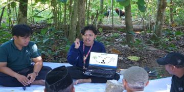 Tim PPK Ormawa HMP PTI FKIP UMS memberikan pelatihan pascapanen Kopi bagi para petani kopi Desa Seboto, Boyolali. Foto: Ist.