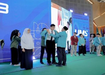 Rektor UMS, Prof. Dr. Harun Joko Prayitno, M.Hum menyematkan jas almamater kepada mahasiswa baru sebagai simbol dimulainya Masta PMB 2026. Foto: Ist.