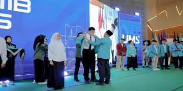 Rektor UMS, Prof. Dr. Harun Joko Prayitno, M.Hum menyematkan jas almamater kepada mahasiswa baru sebagai simbol dimulainya Masta PMB 2026. Foto: Ist.
