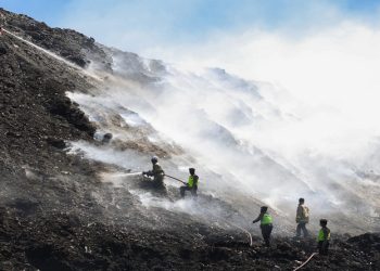 Petugas pemadam kebakaran melakukan pemadaman api di TPA Putri Cempo Solo. Foto: Ist.